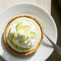 Freshly baked Key Lime Pie with a golden graham cracker crust and vibrant green filling, perfect for summer dessert recipes.